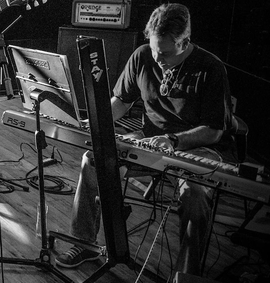 Black and white portrait of Fábio Sttêvám at the keyboard
