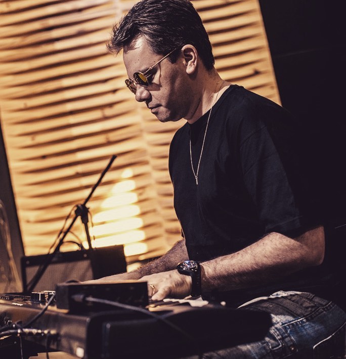 Fábio Sttêvám playing keyboard